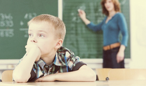 Tropezando en la misma piedra.La adopción tropieza en la escuela.