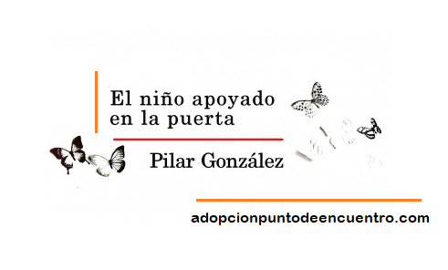 EL NIÑO APOYADO EN LA PUERTA. PILAR GONZÁLEZ
